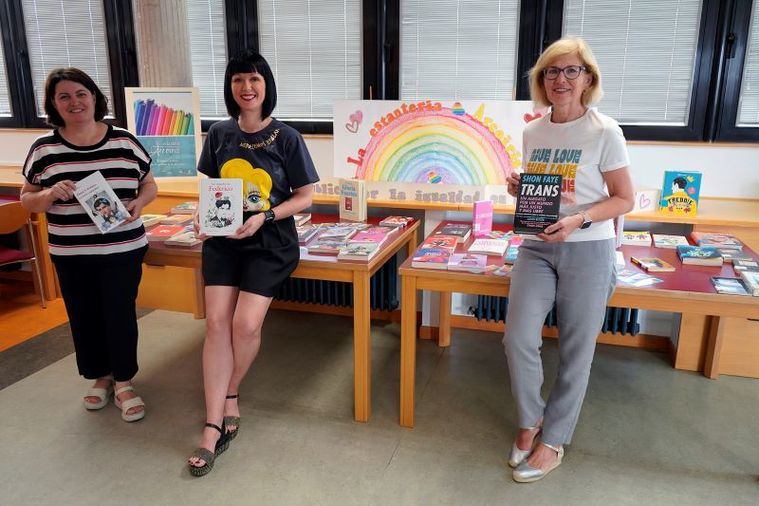 La biblioteca municipal de La Roda estrena estantería ‘Arcoiris’