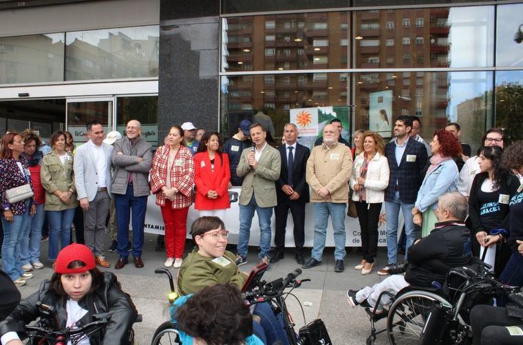 Manuel Serrano participa en la XVI Marcha por la Igualdad para reivindicar “la tolerancia, la inclusión y la accesibilidad en Albacete y que todos tengamos las mismas oportunidades”