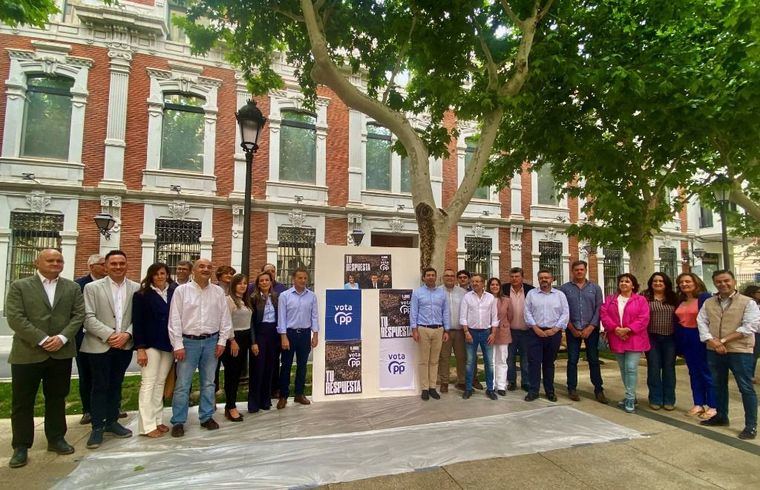 Manuel Serrano y Santiago Sánchez hacen un llamamiento a la participación en las elecciones europeas que son “cruciales” ante el deterioro institucional del Gobierno socialista de Sánchez