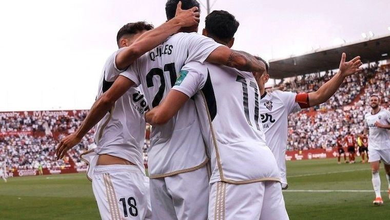 La afición del Albacete homenajea a Manu Fuster ante el Mirandes. (2-2)