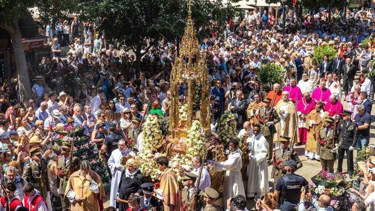 El calor no impide que miles de personas abarroten Toledo para disfrutar del Corpus y contemplar una Custodia reluciente