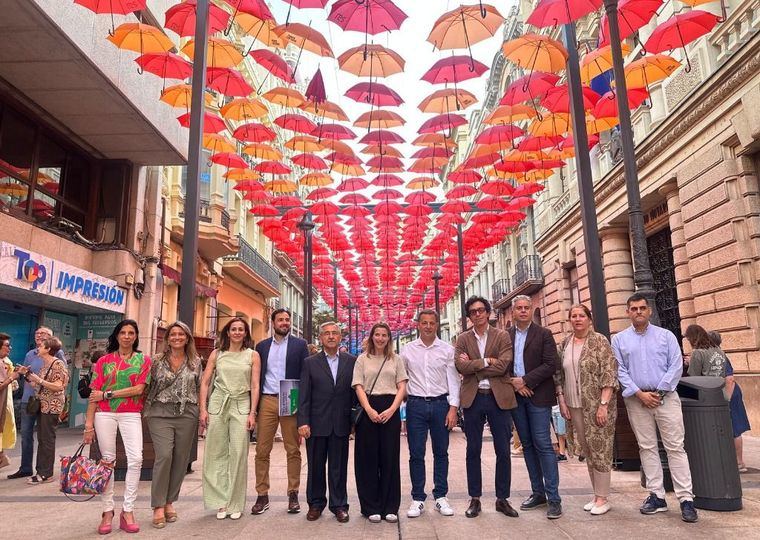 El alcalde asegura que el ‘Umbrella Sky’ de la calle Ancha tendrá beneficios para la salud, dinamizará el turismo y la actividad comercial y hostelera de la ciudad de Albacete