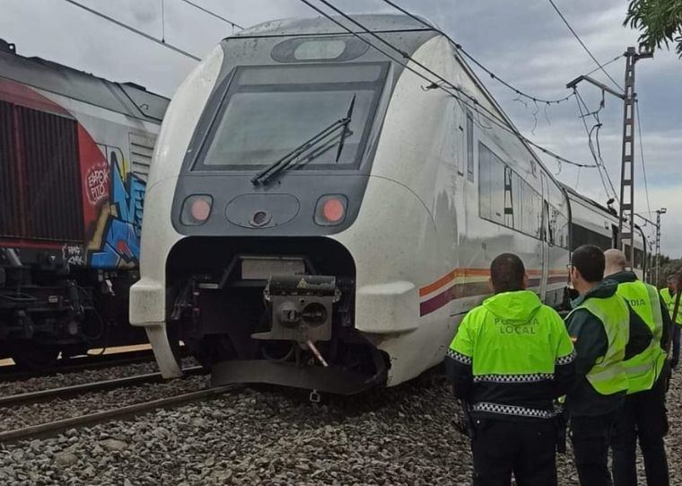 Sucesos.- Ascienden a cinco los heridos al descarrilar un tren tras chocar con un árbol caído en la vía en Almansa