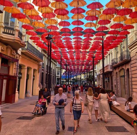 El Ayuntamiento destaca la excelente acogida que el ‘Umbrella Sky’ de la calle Ancha, compuesto por más de 2.000 paraguas, está teniendo entre la ciudadanía