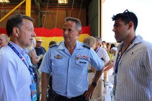 Manuel Serrano agradece a la Base Aérea de Albacete que abra sus puertas a la ciudadanía con motivo del 50 aniversario del Ala 14