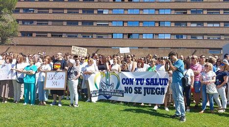 Más de quinientos trabajadores del Hospital de Albacete protestan por la situación 'insostenible'