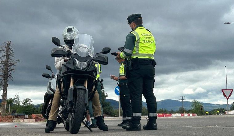 El subdelegado reparte en Albacete material informativo de la DGT para reforzar la seguridad de los motoristas