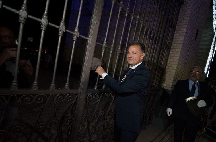 Apertura de la Puerta de Hierros tras una multitudinaria Cabalgata de Feria