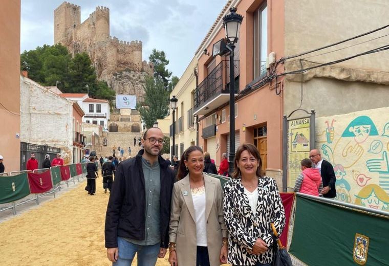 Fran Valera destaca el compromiso de la Diputación para implicar a la infancia en las tradiciones, durante el XXV aniversario de las Embajadas Infantiles de Almansa