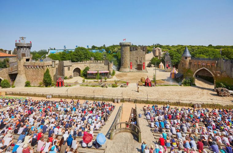 Salida desde Albacete al parque Puy du Fou, un lugar donde historia y naturaleza se dan la mano, es emoción y espectáculo a raudales para pasar un día inolvidable