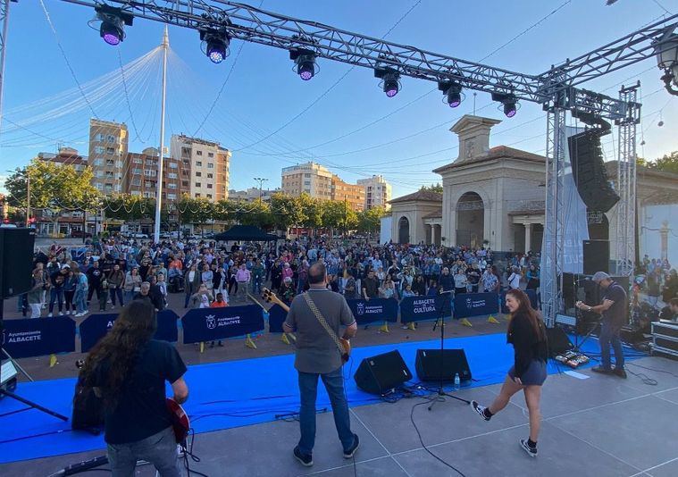 Más de 5.000 personas cantaron y bailaron a ritmo de pop-rock durante el gran concierto celebrado ayer en la Puerta de Hierros con motivo de su 50 aniversario