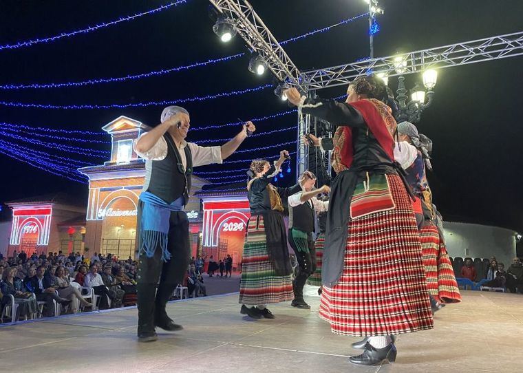 El segundo gran concierto del 50 aniversario de la Puerta de Hierros, dedicado al folklore y a las tradiciones, ha contado con 200 participantes y cerca de 2.000 asistentes