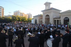 Más de 2.000 personas han disfrutado del gran concierto dedicado a las bandas de música de Albacete en el broche de oro al 50 aniversario de la Puerta de Hierros