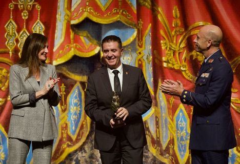 Santiago Cabañero recoge la distinción del Ala 14 a la Diputación en la clausura de los actos en torno al 50º aniversario de la Unidad