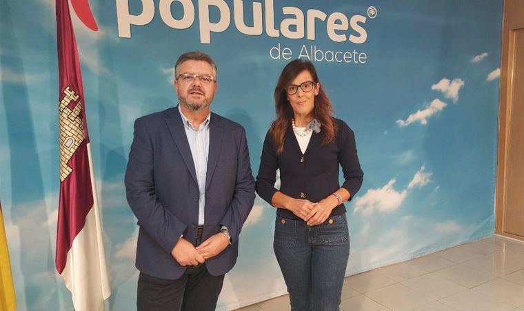 María Gil y Juan Antonio Moreno (PP), denuncian que García-Page prefiere apoyar a Pedro Sánchez que velar por los intereses de los castellanomanchegos 