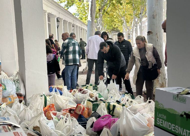 Miles de personas están respondiendo a la convocatoria del Ayuntamiento para enviar alimentos y material a Letur y Valencia 