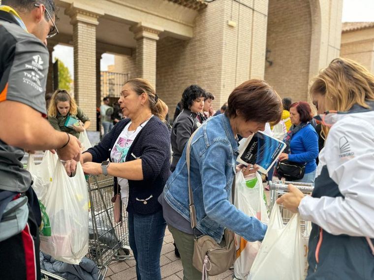 Temporal.- 30 vehículos cargados de alimentos y material de limpieza parten de Albacete rumbo a Valencia