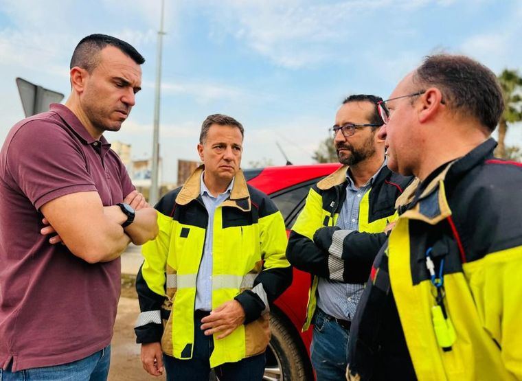 El alcalde de Albacete, Manuel Serrano, se ha desplazado hasta la localidad valenciana de Alfafar para visitar a los bomberos del Ayuntamiento de Albacete