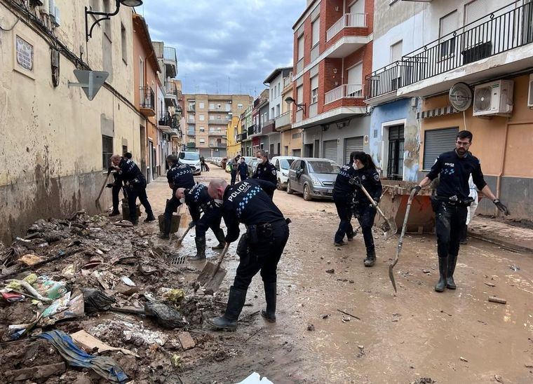 Los once policías locales desplazados a Valencia por la dana ya están prestando servicio en Algemesí