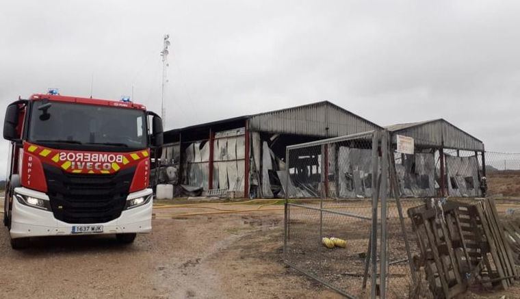 Sucesos.- Trabajan en extinguir un fuego que afecta a una nave de una granja de pollos en Motilleja (Albacete)