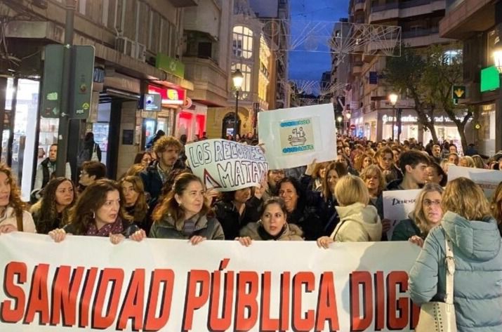 Cientos de personas se manifiestan en Albacete para denunciar la 'precaria' situación del Hospital General