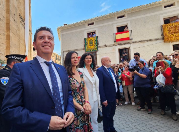 Cabañero califica a las Alfombras de Serrín de Elche de la Sierra como un referente internacional del arte