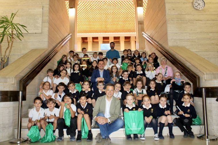 El alcalde recibe a un grupo de alumnos de La Enseñanza porque “los niños y niñas son un objetivo primordial para el Ayuntamiento”