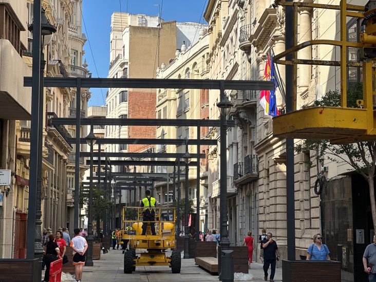 El Ayuntamiento organizará actividades musicales en la Calle Ancha para celebrar la puesta en marcha del ‘Umbrella sky’