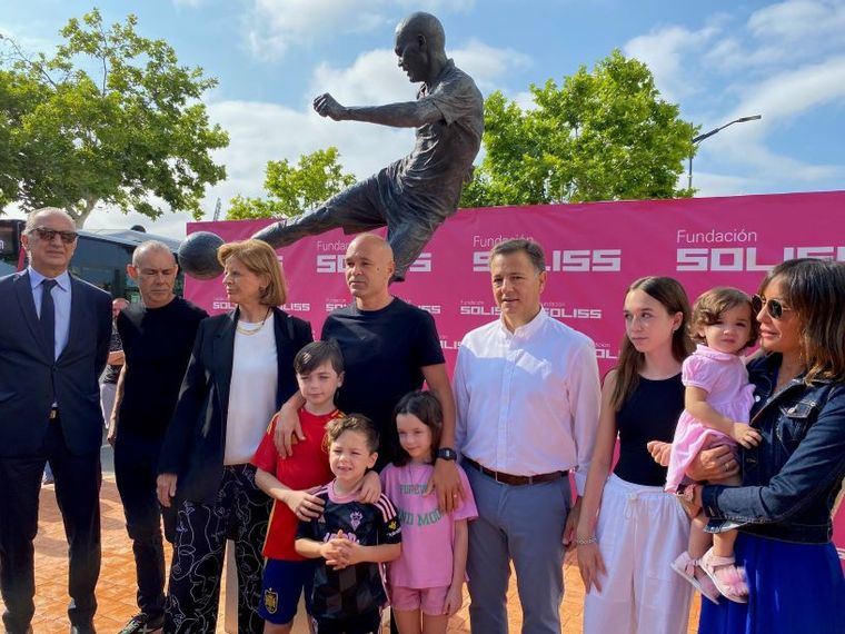 Manuel Serrano visita con Iniesta la estatua del gol del Mundial, y le agradece que “ha consolidado la Marca Albacete y transmite valores a la juventud a través del deporte”