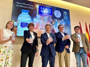 Manuel Serrano presenta la botella especial de Feria, que Aquadeus distribuirá por toda España “haciendo aún más grandes nuestras fiestas de septiembre”