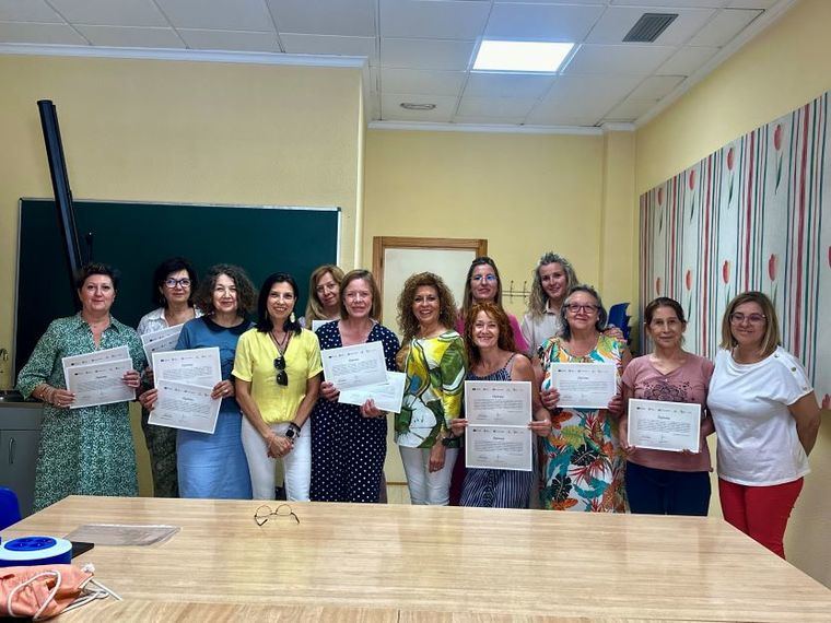 El Centro de la Mujer imparte a mujeres mayores de 55 años una formación digital “que les permite también socializar y estar activas”