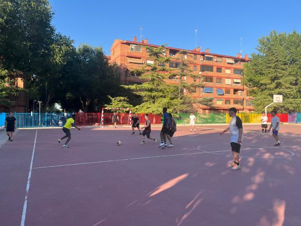 El programa “Deporte en verano” permite la práctica deportiva en cuatro parques y en los patios de cuatro colegios, con monitores y vigilantes del Plan de Empleo