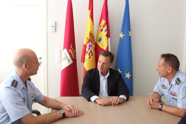 Manuel Serrano recibe al nuevo coronel jefe de la Base Aérea, “que es una parte importante de la ciudad y tiene una gran vinculación con la ciudad”