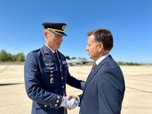 Manuel Serrano asiste a la toma de posesión del nuevo coronel jefe de la Base Aérea y se compromete a “reforzar los lazos de colaboración”