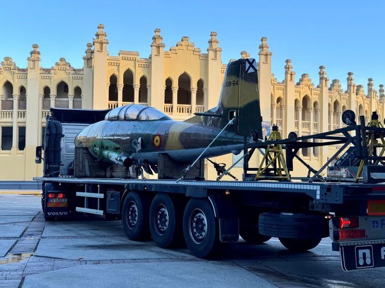 Ya han llegado a la explanada de la Plaza de Toros los aviones que formarán parte de una gran exposición con motivo de la Feria