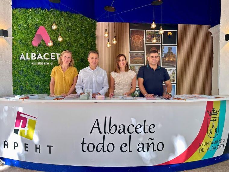 La Asociación de Hostelería gestionará durante cinco años más la Oficina de Turismo del Ayuntamiento para “atender a los visitantes y promocionar los atractivos turísticos de la ciudad”