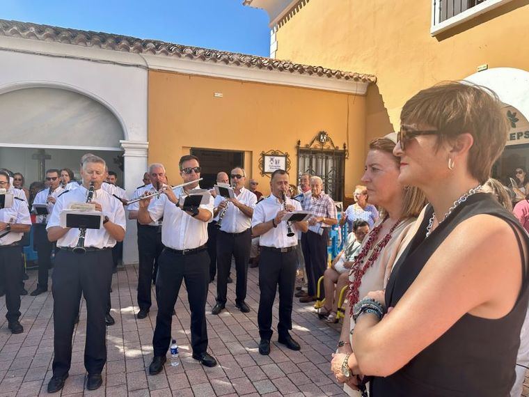 La ‘Fiesta del pasodoble’ con la Banda Sinfónica Municipal ha animado a muchos a salir a bailar en parejas frente a la Capilla de la Virgen