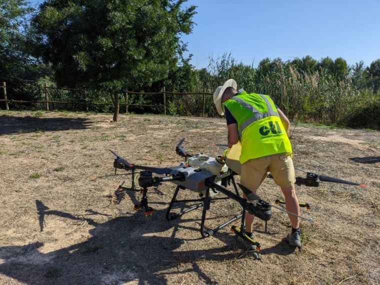 El Ayuntamiento de Albacete da un paso más en la lucha contra las plagas de mosquitos utilizando drones en el interior de la laguna del Canal de María Cristina