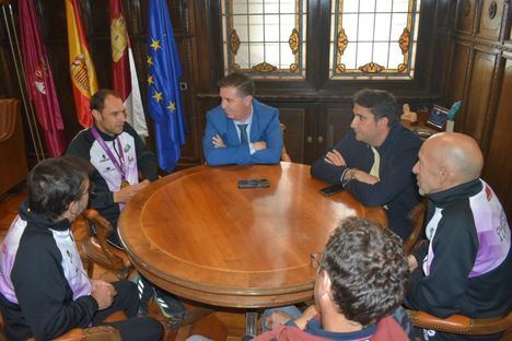 Cabañero felicita al atleta albacetense Francisco José Sánchez Martínez por su oro en el Campeonato del Mundo de Maratón Máster