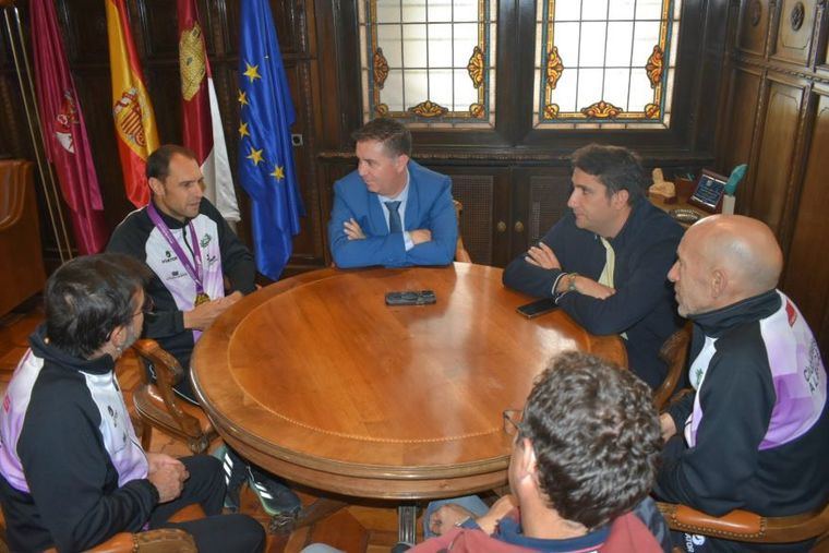 Cabañero felicita al atleta albacetense Francisco José Sánchez Martínez por su oro en el Campeonato del Mundo de Maratón Máster