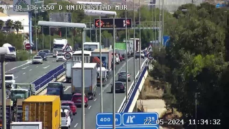 Un accidente en la A-30 genera 4 km de retenciones a la altura del nudo de Espinardo en sentido a Albacete