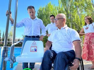 El alcalde de Albacete destaca los avances en accesibilidad en las piscinas del Carlos Belmonte