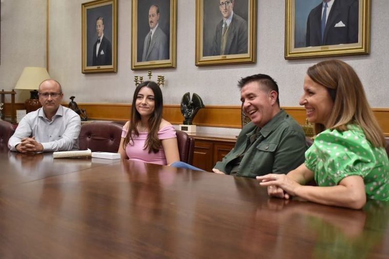 La joven estudiante de Caudete, Mar Tomás, visita la Diputación de Albacete tras su participación en el Consejo Europeo