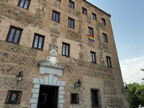 Las Cortes de Castilla-La Mancha cuelgan la bandera arcoiris para sumarser a la celebración del Día del Orgullo LGTBI