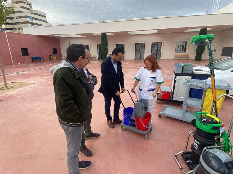 El contrato de limpieza y mantenimiento de los colegios de Albacete incorpora seis nuevos vehículos, tres de ellos eléctricos, y maquinaria nueva para mejorar la prestación del servicio