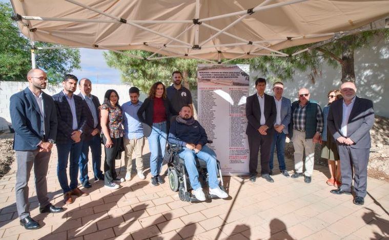 El presidente de la Diputación de Albacete visita a los trabajos de exhumación que se llevan a cabo en la fosa común de La Roda