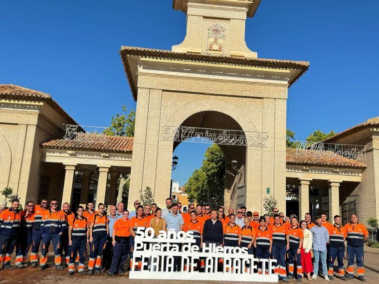 Serrano agradece a los trabajadores del servicio de limpieza viaria y recogida de residuos la labor “impagable” que realizan para que “la Feria luzca esplendorosa a todas las horas del día”