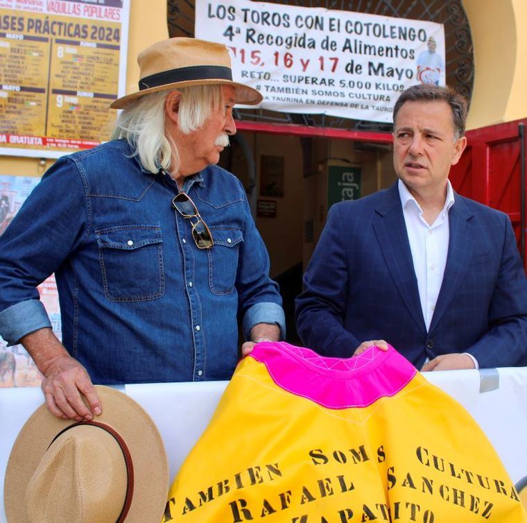 Serrano participa en la campaña de recogida de alimentos de la Plataforma “También Somos Cultura” a favor del Cotolengo