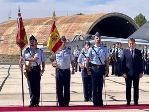 Manuel Serrano entrega un nuevo estandarte al Ala 14 en nombre del Ayuntamiento con motivo de su 50 aniversario en el que se simboliza la unión de la ciudad con su Base Aérea