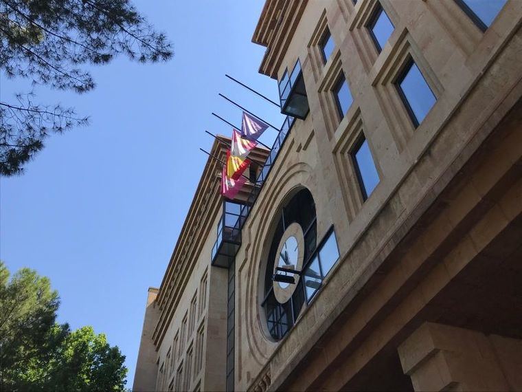 Las banderas del Ayuntamiento de Albacete ondean a media asta en señal de duelo por el fallecimiento del que fuera presidente de la Diputación Provincial, Emigdio de Moya